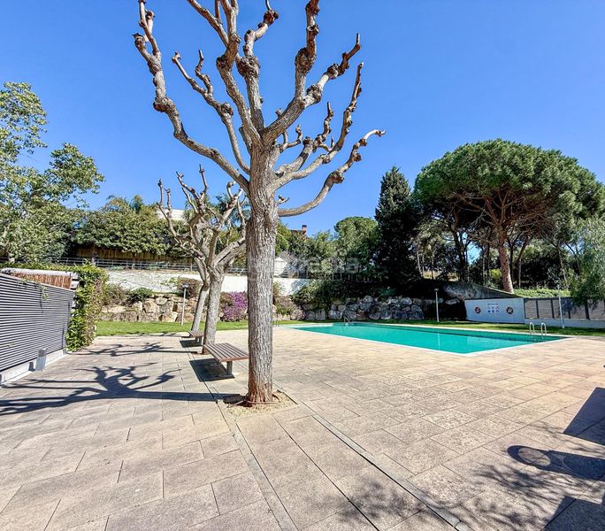 Foto 3facbb7d-cf49-49c9-b256-eb43e8b4cd85. Pis amb aparcament piscina a Alella