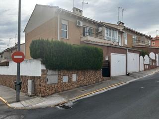 Casa adossada  Calle botones. Chalet de esquina en el centro de ontigola