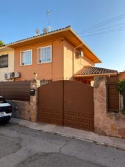 Maison à Ontígola. Chalet pareado en ontigola