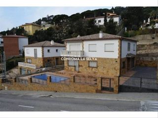 Casa en Serra Brava. Con piscina y vistas al mar