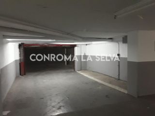 Aparcament cotxe en Mercat-Mas Moixa. Centrico