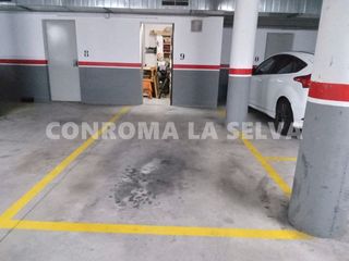 Parking voiture à Mercat-Mas Moixa. Centrico