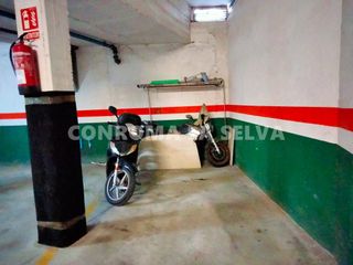 Aparcament cotxe en Mercat-Mas Moixa. Parking para coche