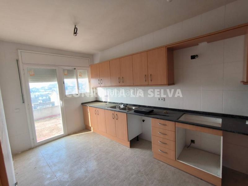 Foto 1098ff50-baa1-4a7e-a94d-60183f37b0cf. Casa vivienda por terminar con dos espaciosos locales en Maçanet de la Selva