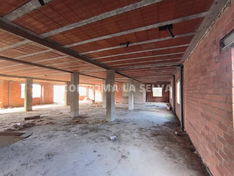 Foto 18e5ebad-27f3-4185-ba82-e5a596dfcdb0. Casa vivienda por terminar con dos espaciosos locales en Maçanet de la Selva