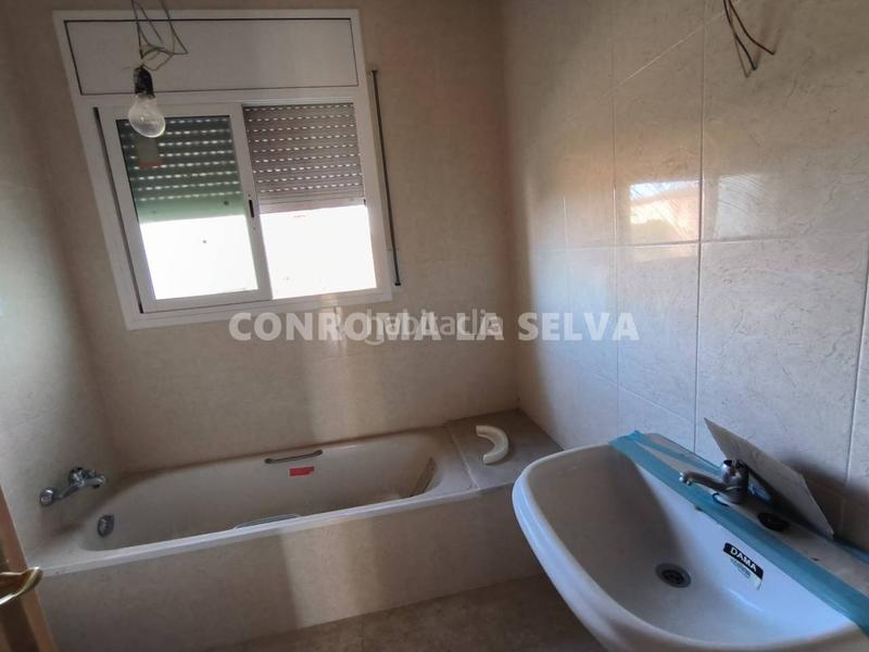 Foto c50764fe-f3cb-4048-8e29-facf1eac2c13. Casa vivienda por terminar con dos espaciosos locales en Maçanet de la Selva