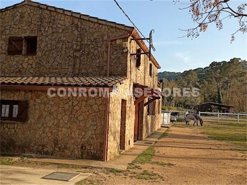 Foto ed700adc-b28e-4de6-9d2d-dc17a892a6e0. Casale con camino riscaldamento parcheggio piscina in Fogars de la Selva