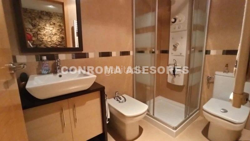 Foto 3b43c9d0-188c-4b61-8637-7cdb17f6b4f9. Tríplex " estupenda casa de pueblo en venta, reformada en piso triplex..... " en Blanes