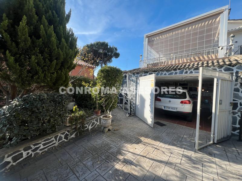 Foto 7d99877b-273b-4864-94a9-9c3cd8c21ff1. Xalet amb xemeneia aparcament piscina a La Goba Vidreres