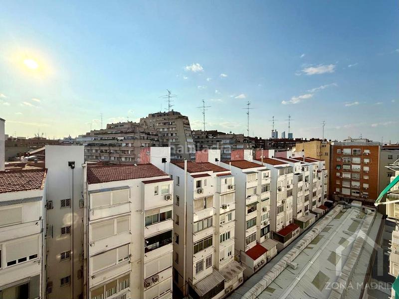 Foto 4970cbf8-3123-48fe-9893-ab9d2d12d20e. Piso zona real estate, vende en exclusiva espectacular piso séptima planta muy luminoso en Madrid