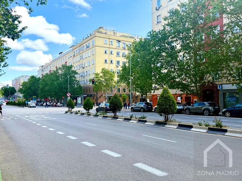 Foto cdf4e59b-8e67-4313-b04c-be032fcc730e. Piso zona real estate, vende en exclusiva espectacular piso séptima planta muy luminoso en Madrid