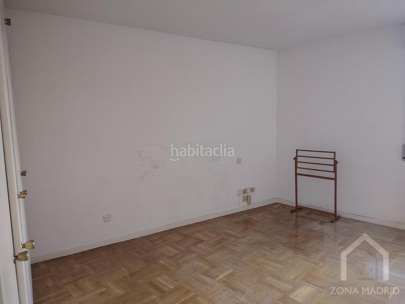 Foto f14ab199-f46f-4e3b-933f-2ef26cdace1c. Rent flat with parking in Jerónimos Madrid