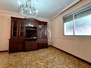 Etagenwohnung  Calle del alcalde alfonso vázquez. Zona madrid vallecas, vende en exclusiva amplio y luminoso piso.