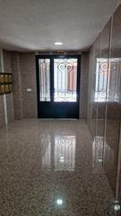 Rez-de-chaussée à Calle gregorio lalanda 5. Cgi consulting vende piso de 3 dormitorios mas patio