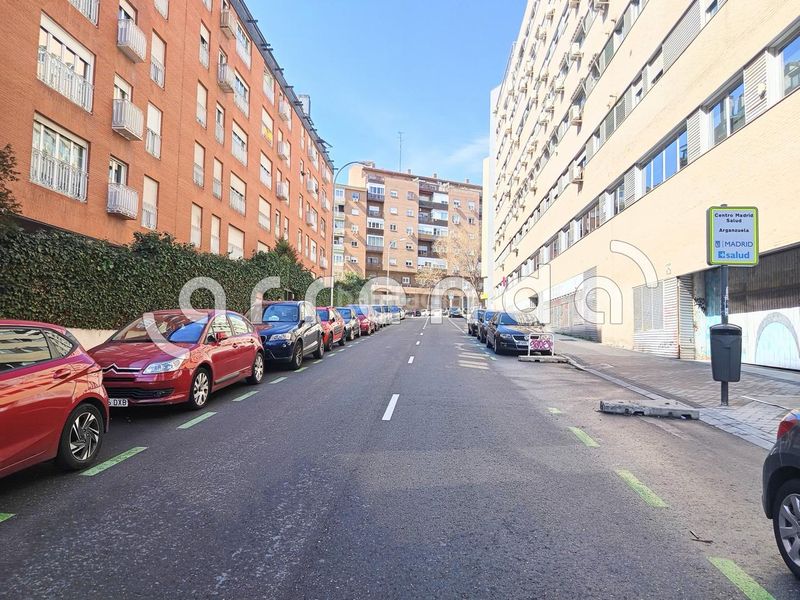 Foto a506ac1f-b69d-459c-8ce3-491478c5f0d2. Aparcament cotxe a Acacias Madrid