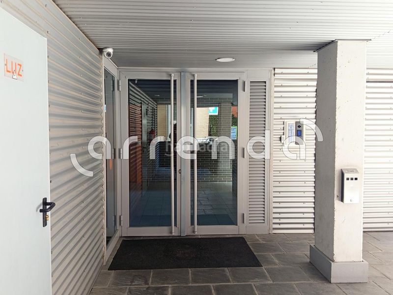 Foto fb82f98a-8d31-4d1e-875a-e6f4e69b0f29. Aparcament cotxe a Acacias Madrid