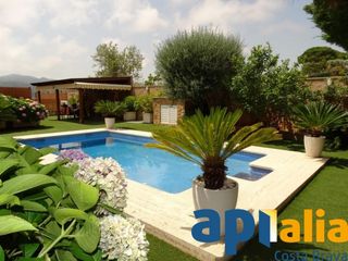 Casa  De sant pol. Chalet con piscina y vistas a mar a 400m de la playa
