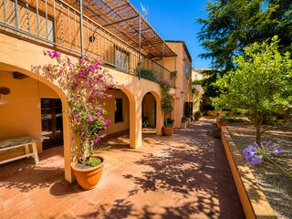 Country house in D'anselm clavé 19. Casa señorial con patio, terraza, siete dormitorios y aparcamien