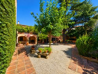 Country house  D'anselm clavé. Casa señorial con patio, terraza, siete dormitorios y aparcamien