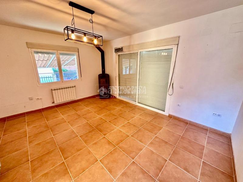 Foto 4e9d7584-459f-4cb2-914a-daba626848df. House with heating parking in Pioz