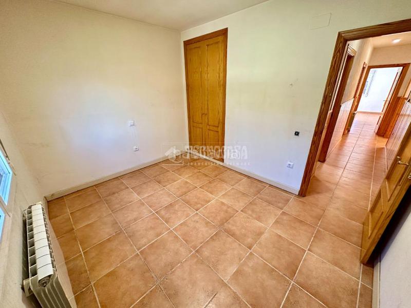 Foto f581e03a-6872-4f2f-8855-886bfc2fda53. House with heating parking in Pioz