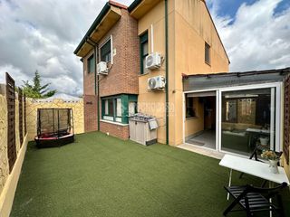 Doppelhaus in Pioz. Casa en venta en pioz