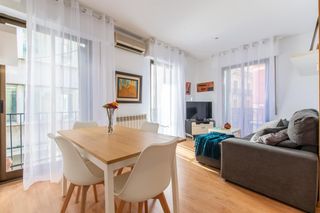 Lloguer Pis  De antonio grilo. En malasaña con 6 balcones a la calle