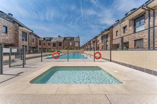 Casa adosada  Del caballo 63. Chalet en urbanización con piscinas, padel y gym