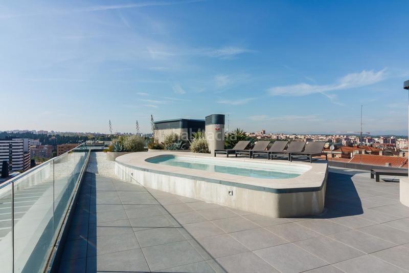 Foto 59c5235c-8780-45ca-95c1-152127fa4c2c. Alquiler piso elegante piso con spa, piscina, gimnasio y rooftop en Madrid