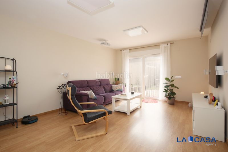 Foto 4ad1a56d-2077-412a-8c9b-8a2a7f493851. Casa adossada a Carranque