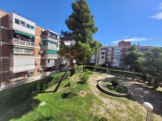 Pis a Puerta Bonita. Piso planta baja junto a estación de metro y terraza