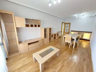 Rent Flat in Sector B. Bonito piso amueblado en alquiler con plaza de garaje trastero y