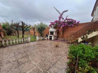 Casa adossada a Fuenlabrada II-El Molino. Magnifica vivienda con un jardin de 100m y amplio garaje zona la