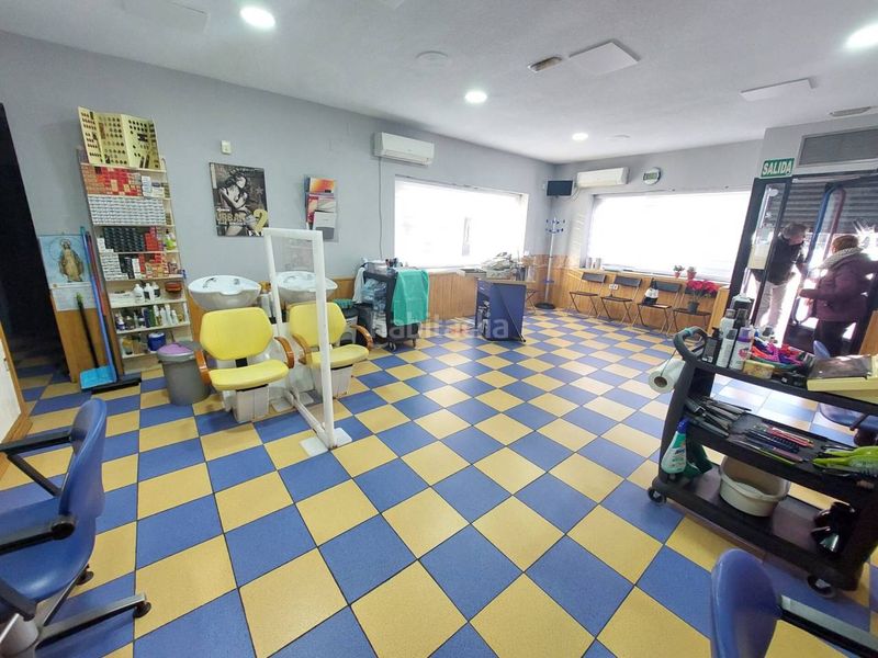 Foto a411ba81-3868-42c5-beb6-aae6d77db5aa. Alquiler local comercial se traspasa peluqueria en pleno funcionamiento y con una amplia cartera de clientes de mas de 20 años !! en Parla