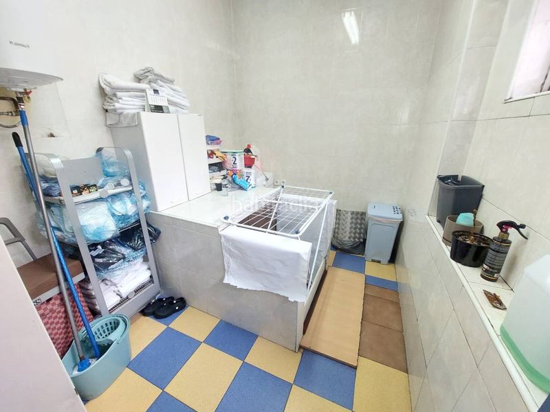 Foto bea0f43d-a4f9-41e4-b5e1-dcc3be7697dc. Alquiler local comercial se traspasa peluqueria en pleno funcionamiento y con una amplia cartera de clientes de mas de 20 años !! en Parla