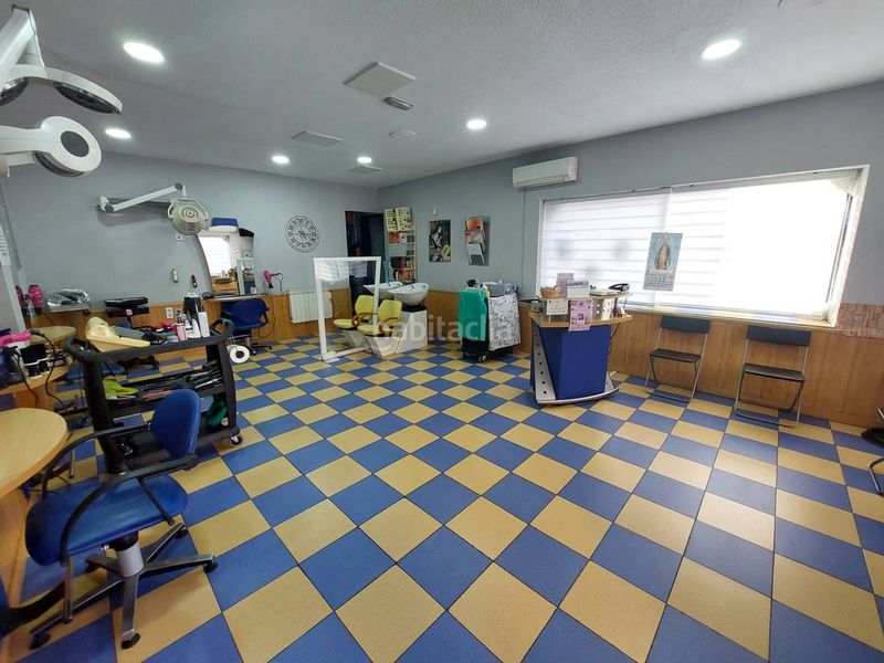Foto d6b7f1c9-af45-429f-9530-615151f98599. Alquiler local comercial se traspasa peluqueria en pleno funcionamiento y con una amplia cartera de clientes de mas de 20 años !! en Parla