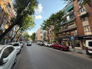 Appartement  Avenida de nuestra señora de fátima. Luminoso piso de 3 amplios dormitorios junto al hospital gómez u