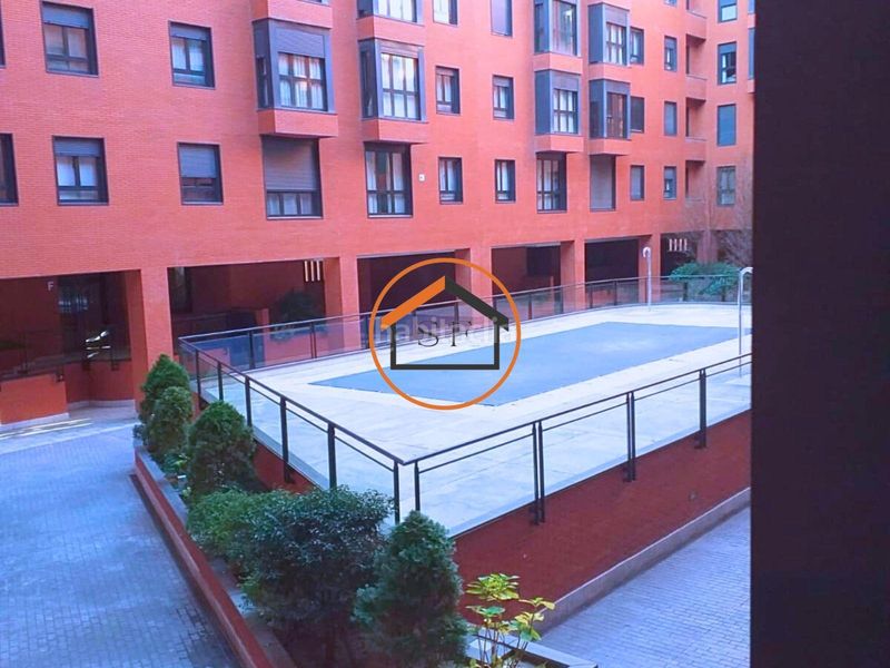 Foto d9e0b6bd-af41-46ea-b145-2c505761794b. Lloguer estudi amb calefacció piscina a Adelfas Madrid