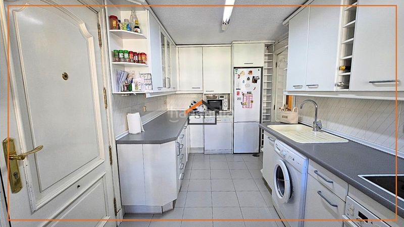 Foto 12ca6d51-c86a-4443-9642-a8646701f9e8. Flat with parking pool in Adelfas Madrid