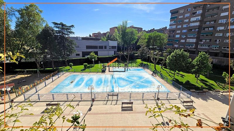 Foto 8ac833b0-898e-4af2-87a4-30b6093ad1d8. Flat with parking pool in Adelfas Madrid