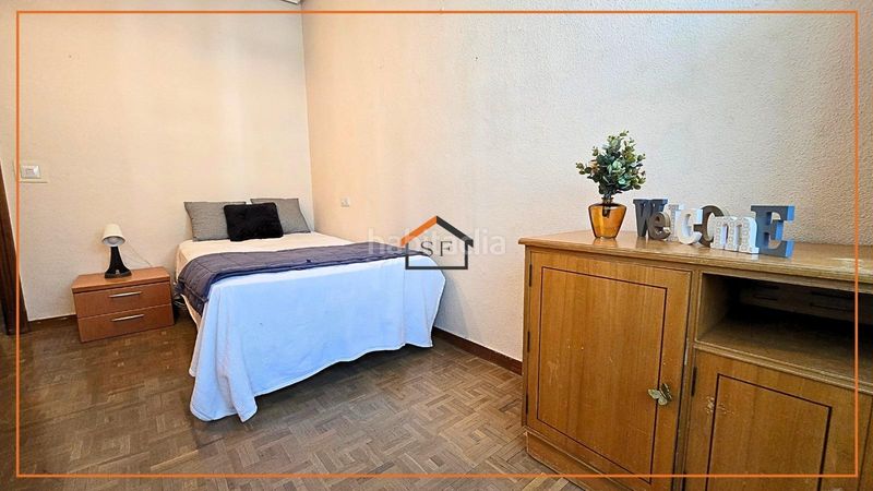 Foto d477ffad-28d8-4ab4-8b5a-70986a4a5e18. Flat with parking pool in Adelfas Madrid