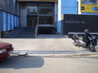 Rent Car parking in Carrer de badajoz 147. Junto glòries- coche, moto,bici