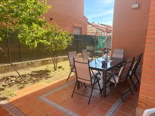 Casa aparellada a Villa del Prado. Chalet pareado de dos plantas en villa del prado