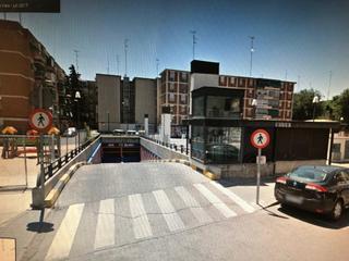 Parking coche en Norte-Universidad. Plaza de garaje en venta zona iviasavosa, pared, con altura de 2