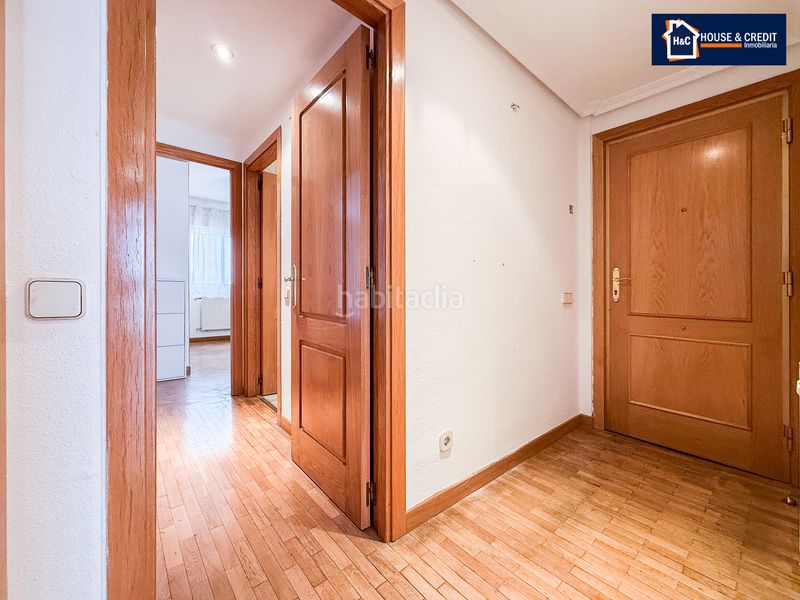 Foto eb1976cb-4ede-45d6-ac14-86e136357fa9. Pis amb calefacció aparcament a Berruguete Madrid