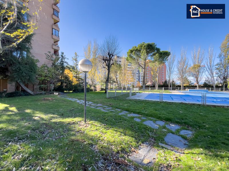Foto 4f7e44c3-c2e5-41ad-a78c-ffc8a0c71eb1. Pis amb calefacció aparcament piscina a Valdezarza Madrid