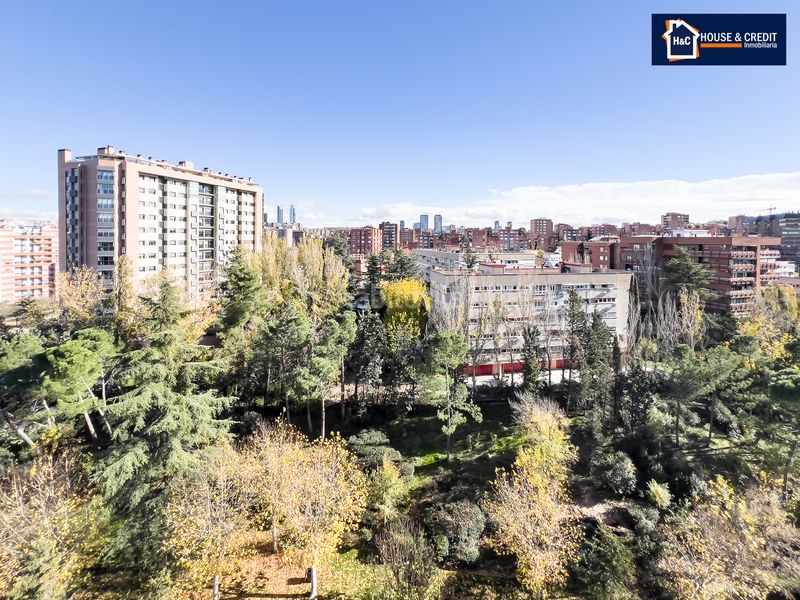 Foto bf74f5d9-6bca-4b69-8c5d-6911213d1212. Pis amb calefacció aparcament piscina a Valdezarza Madrid