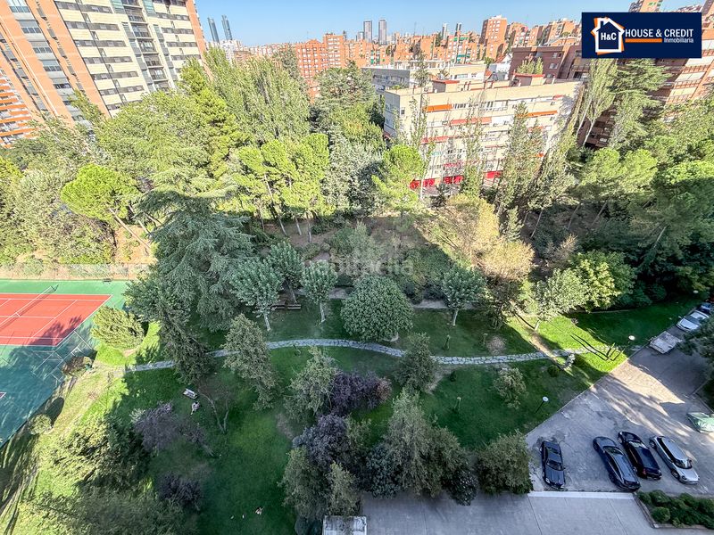 Foto c75d3e7f-6a6f-429d-a32d-92808a7306fa. Pis amb calefacció aparcament piscina a Valdezarza Madrid