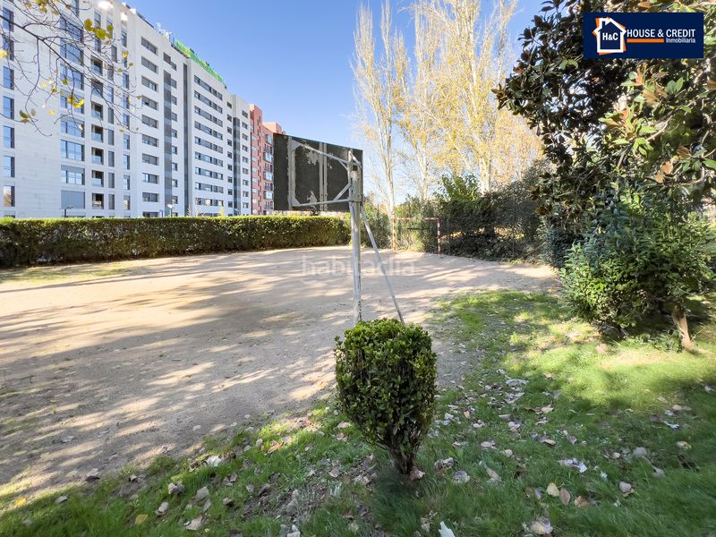 Foto cc1119ba-98b0-418e-bcf4-de7614515a65. Pis amb calefacció aparcament piscina a Valdezarza Madrid