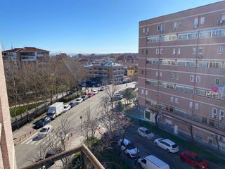Miete Etagenwohnung in Calle del mar de las antillas 13. Se alquila vivienda exterior situada en una 5. ª planta, ubicada